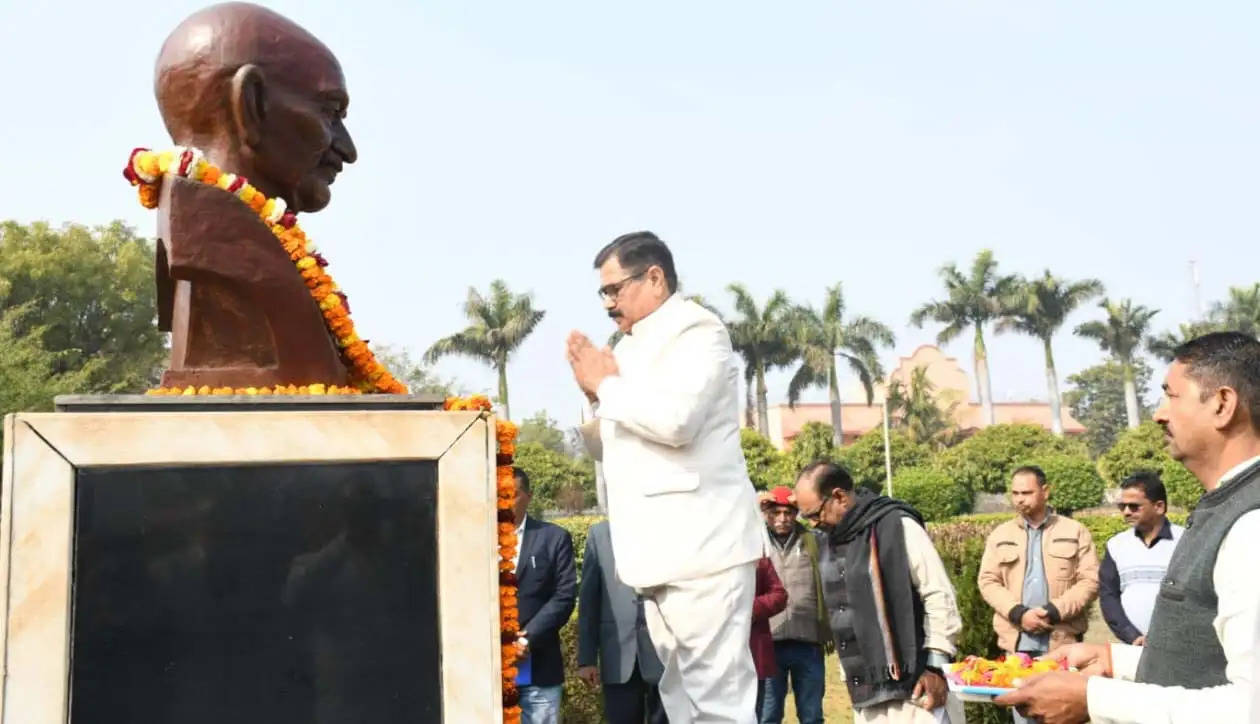 राष्टपिता महात्मा गांधी को श्रद्धासुमन अर्पित करते कुलपति