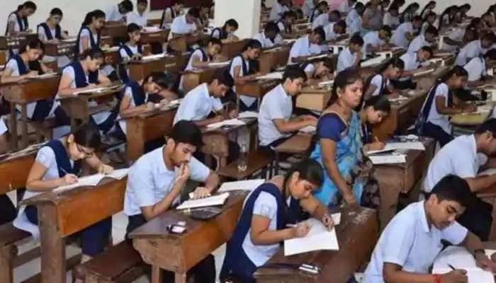 UP Board Exam: बोर्ड परीक्षा की कॉपियों को केंद्र से बाहर निकालकर हो रही थी चीटिंग, अधिकारियों पर हुआ मुकदमा दर्ज 
