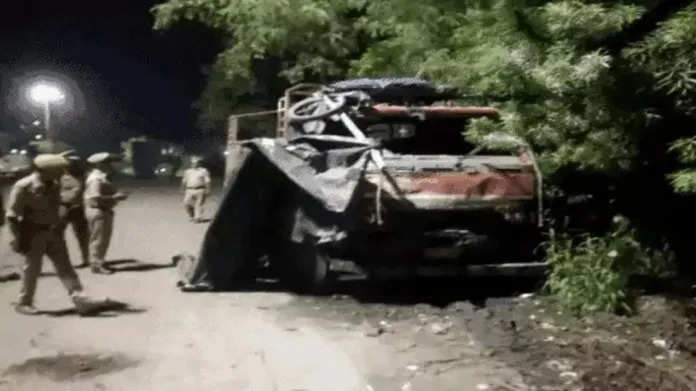 यूपी में भीषण हादसा दीवार तोड़कर ढ़ाबे में घुसा ट्रक, खाना खा रहे 4 लोगों को कुचला, मौत