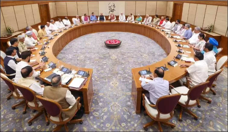   मोदी सरकार की तीसरी कैबिनेट का ऐलान हो चुका है। हर बड़े-छोटे मंत्रालय को 72 मंत्रियों में बांटा गया, पीएम मोदी कौन सा मंत्रालय संभालेंगे? जानिए 