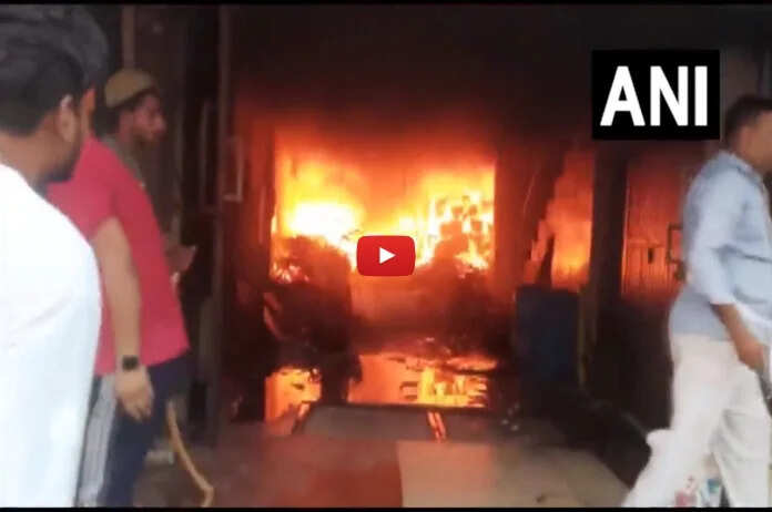 Ghaziabad : लोनी बॉर्डर इलाके के चार मंजिला घर में लगी भीषण आग, 2 महिलाओं की मौत