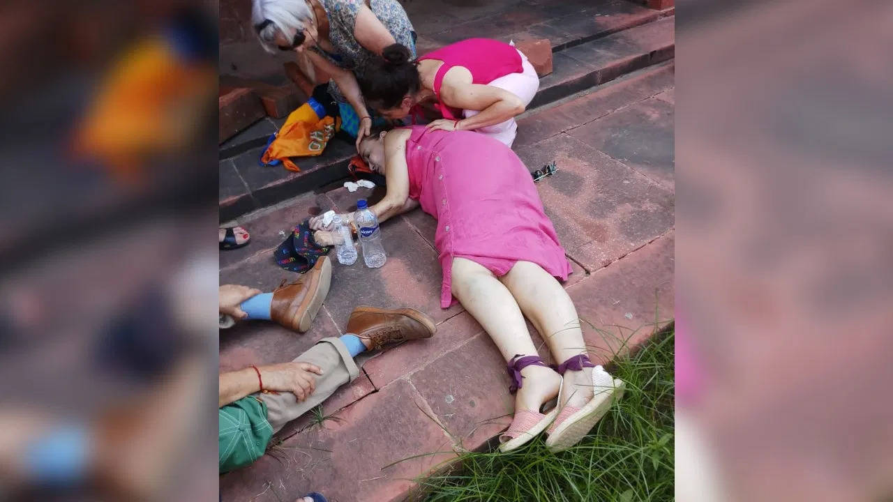 रेलिंग से गिरी विदेशी महिला, दर्द से कराहती रही, पर 1 घंटे में आई एबुलेंस… मौत 