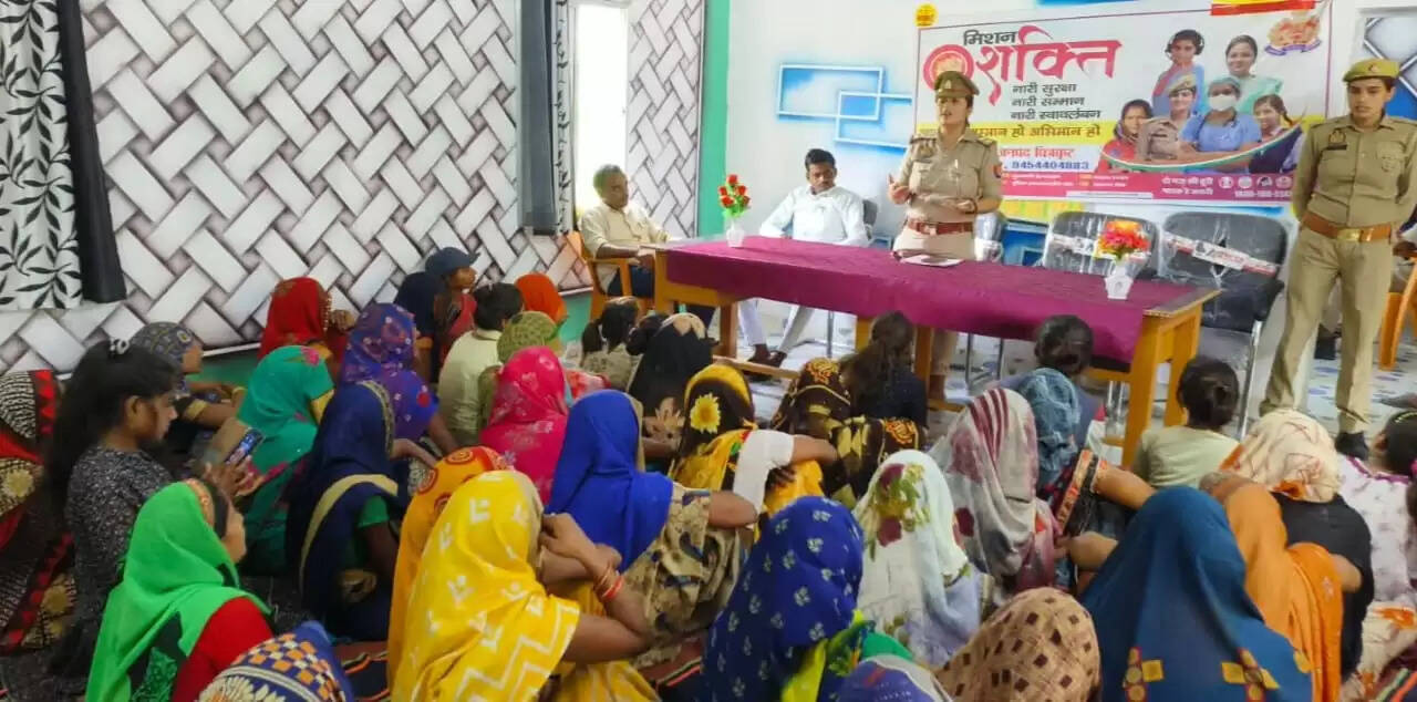 चौपाल में महिलाओ को अपनी आवाज उठाने के लिए प्रेरित करती महिला थाना अध्यक्ष