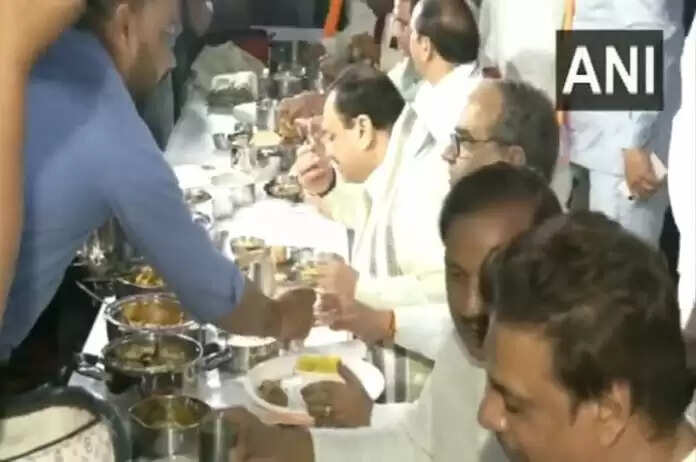नोएडा पहुंचे BJP अध्यक्ष जेपी नड्डा, कार्यकर्ताओं के साथ की ‘टिफिन पर चर्चा