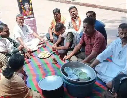मुस्लिम युवक से बेटी की शादी पर युवती की मां बोली- उसने हमारा सिर झुकाया, जीवित बेटी का किया पिंडदान और मृत्युभोज