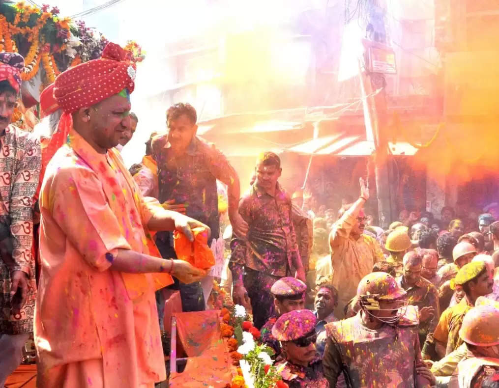 गोरखपुर में होली की धूम, CM योगी की अगुवाई में होलिका की राख से होती है रंगपर्व की शुरुआत