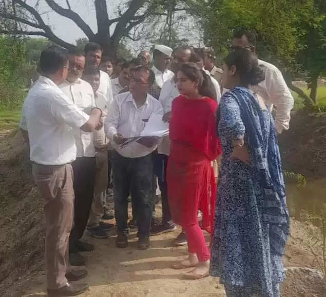 गावों का निरिक्षण करते सचिव