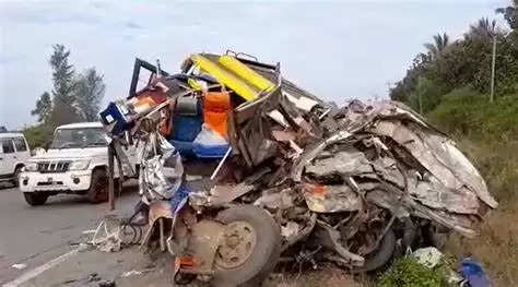 Karnataka Accident: मैसूर में कार और बस की भीषण टक्कर, दो बच्चों समेत 10 लोगों की मौत