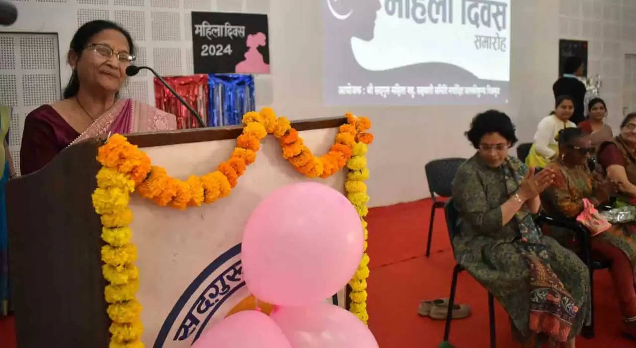अरविन्द भाई मफतलाल की जन्मशताब्दी के अवसर पर कार्यक्रम में सम्बोधित करती ऊषा जैन