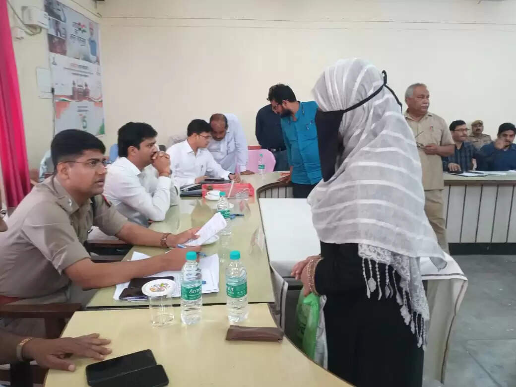 जिला स्तरीय संपूर्ण समाधान दिवस तहसील उतरौला सभागार में जिलाधिकारी की अध्यक्षता में सम्पन्न