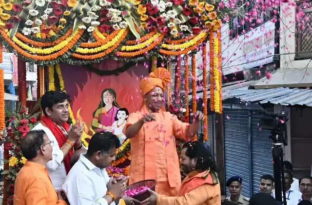 होलिका दहन शोभायात्रा में शामिल हुए CM योगी, उतारी भक्त प्रहलाद की आरती