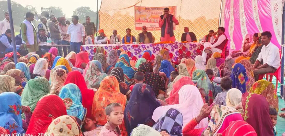 चौपाल में ग्रामीणों को सम्बंधित करते भाजपा सांसद