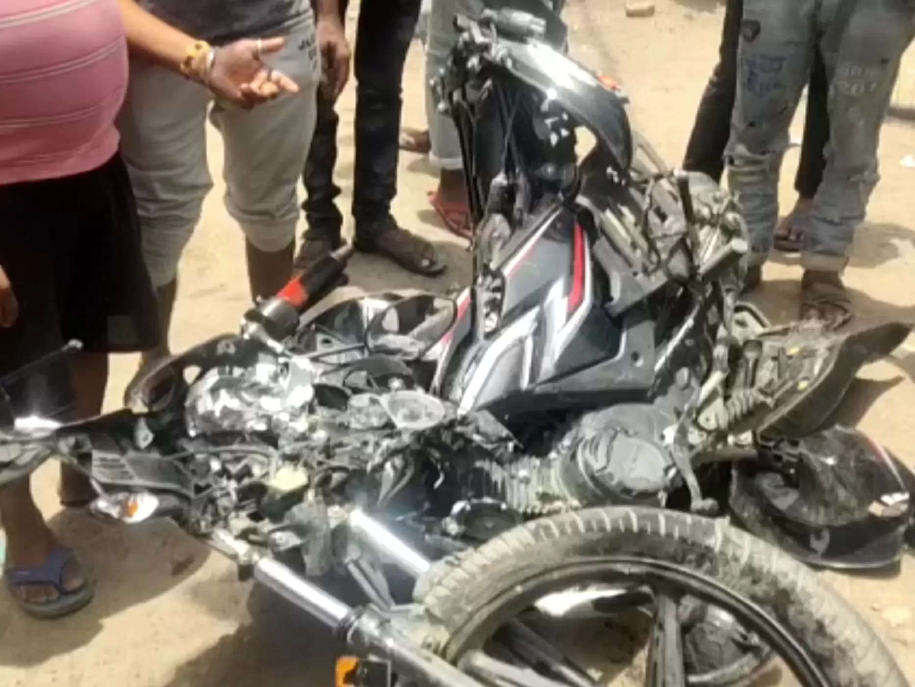 हमीरपुर में ट्रक ने तीन बाइक सवारों को रौंदा, दो युवक व एक युवती की मौत, गुस्साए ग्रामीण