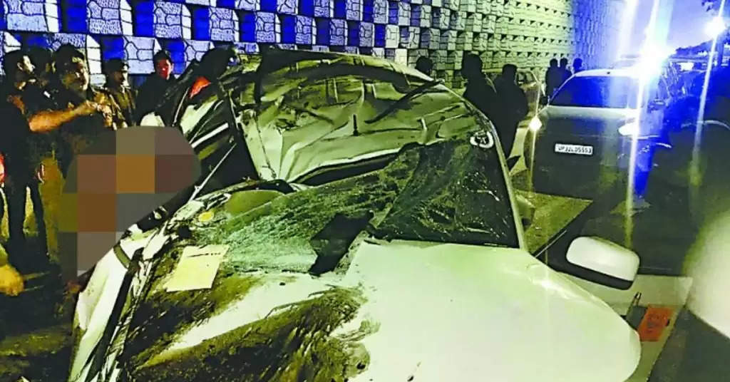   Lucknow Accident: फ्लाईओवर से नीचे गिरी बेकाबू SUV, तीन लोगों की मौत