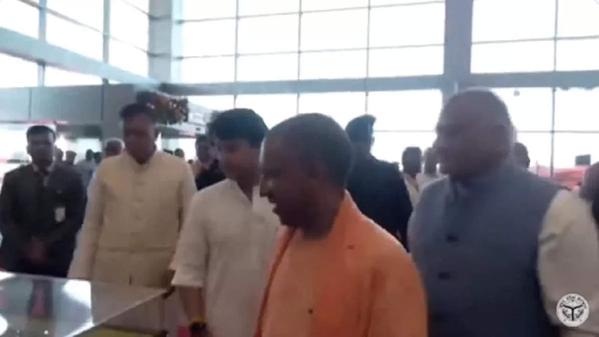 CM योगी ने ज्योतिरादित्य सिंधिया और राज्य मंत्री जनरल वीके सिंह ने कानपुर एयरपोर्ट टर्मिनल का शुभारंभ किया