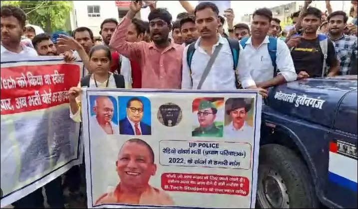 राजधानी लखनऊ में यूपी पुलिस भर्ती बोर्ड के बाहर बीटेक पास अभ्यर्थियों ने नियुक्ति की मांग को लेकर प्रदर्शन जानिए मामला 