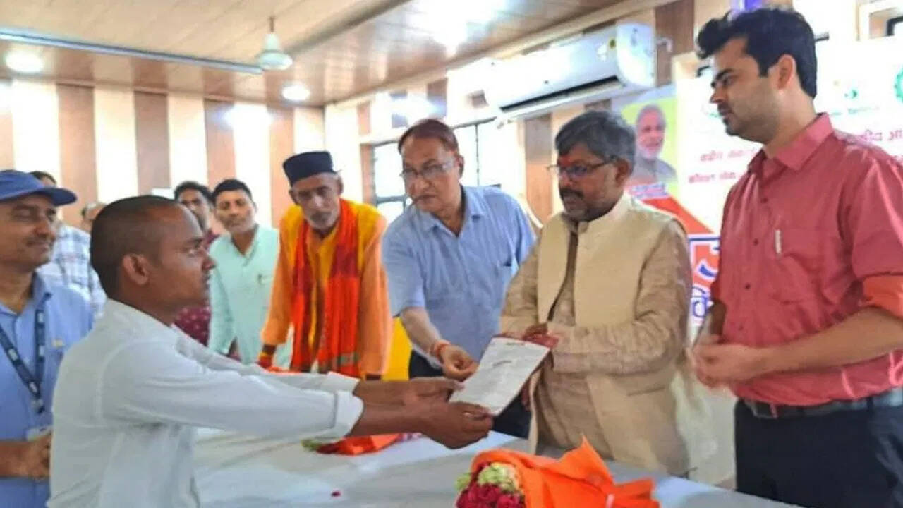BJP नेता ने नौकरी के नाम पर थमाया फर्जी नियुक्ति पत्र, रोजगार मेले हुआ ये खेला
