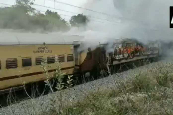 तेलंगाना में  हावड़ा-फलकनुमा एक्सप्रेस के तीन कोच में लगी आग, यात्रियों ने कूदकर बचाई जान
