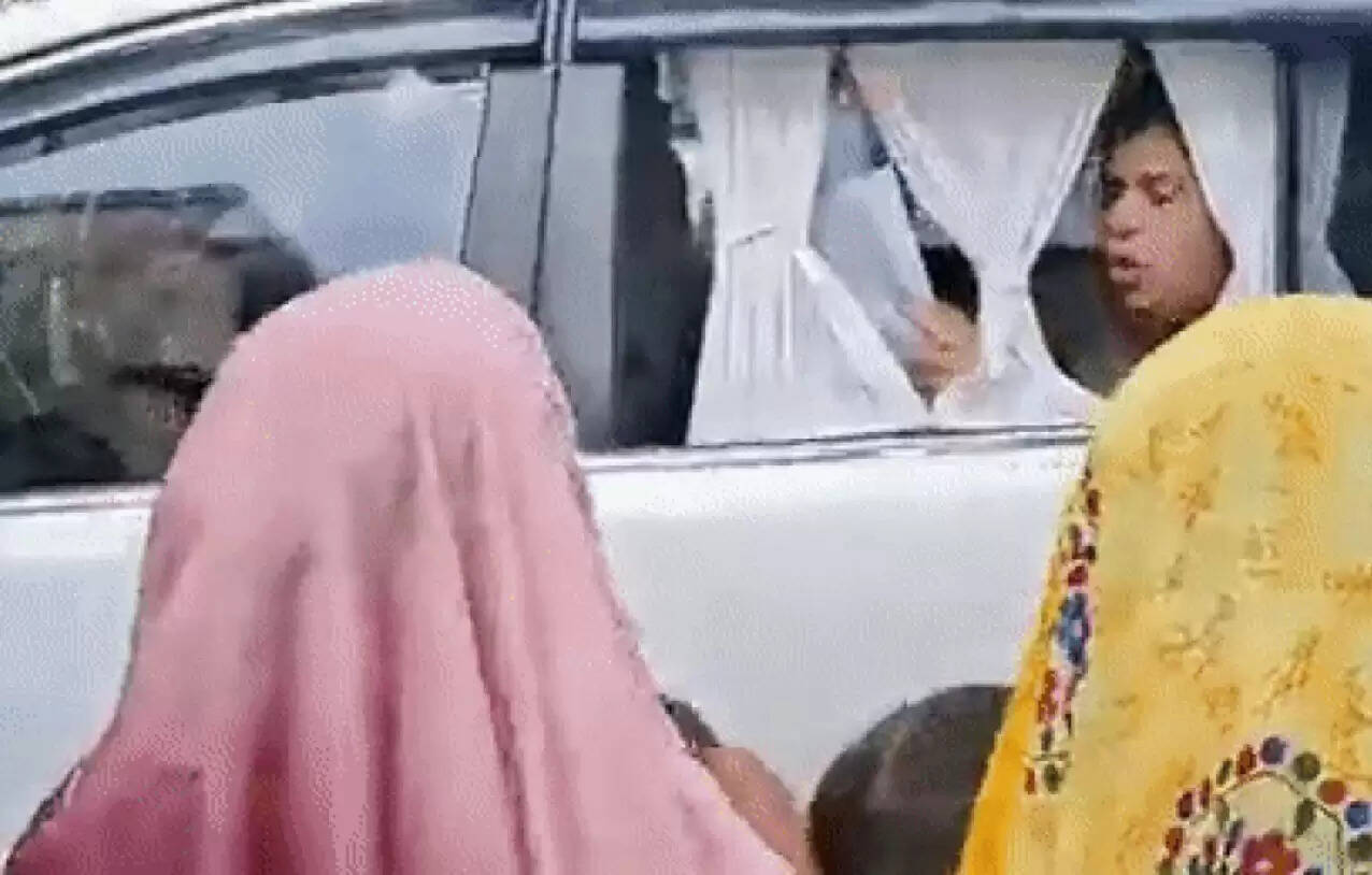 10 बच्चों का स्कूल से कटा नाम तो रोका डीएम साहिबा का रास्ता, ऐसे मिला जवाब