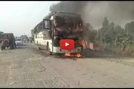 यूपी के शाहजहांपुर में हाईवे पर दौड़ती बस में लगी आग, सवारियां ने कूद कर बचाई जान 
