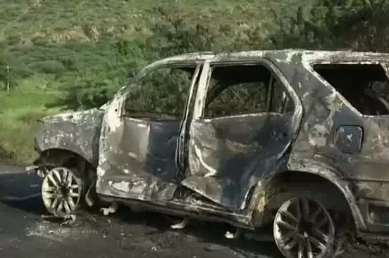 उपद्रवियों ने महिला जज की कार में लगाई आग, तीन साल की बेटी को लेकर भागी