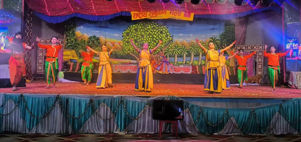  रामायण मेला में संस्कृतिक कार्यक्रम प्रस्तुत करते कलाकार