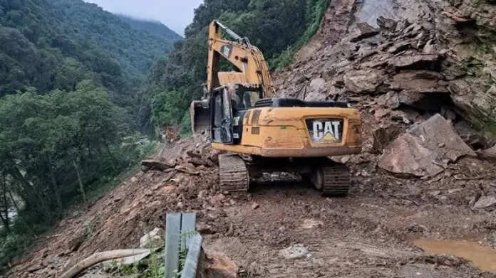 रुद्रप्रयाग में लैंडस्लाइड का कहर, केदारनाथ जा रही कार पर गिरा मलबा, 5 श्रद्धालुओं की मौत