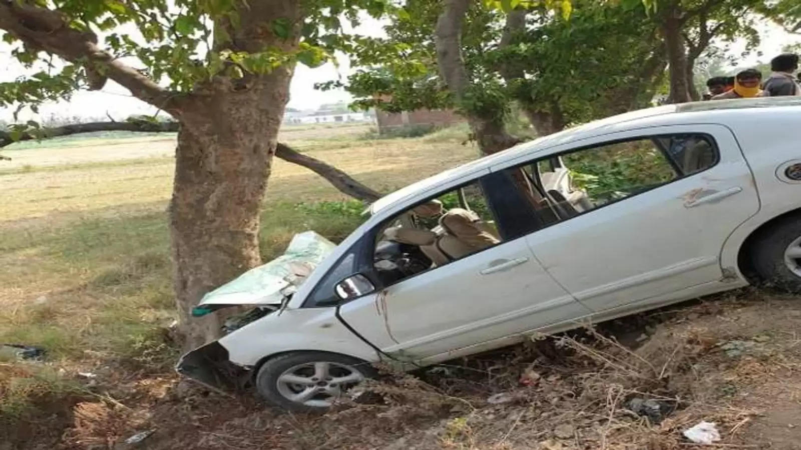 यूपी के मथुरा में तेज रफ्तार कार पेड़ से टकराई, 4 लोगों की मौत 
