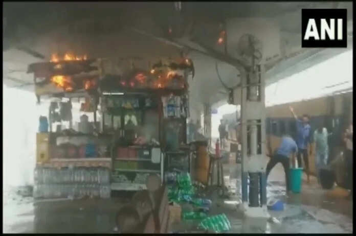 कानपुर सेंट्रल रेलवे स्टेशन पर फूड स्टॉल में लगी आग, प्लेट फॉर्म पर लोग सहमे