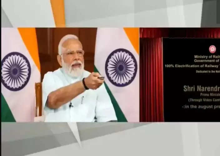 PM मोदी ने उत्तराखंड की पहली वंदे भारत एक्सप्रेस को दिखाई हरी झंडी