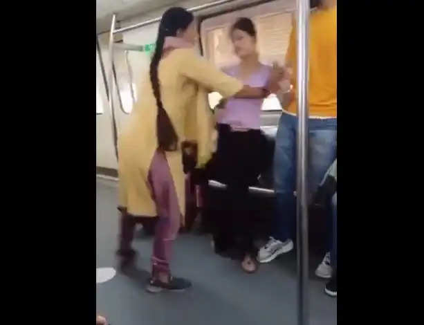 दिल्ली मेट्रो में सीट पर बवाल, महिला और कपल के झगड़े का Video वायरल