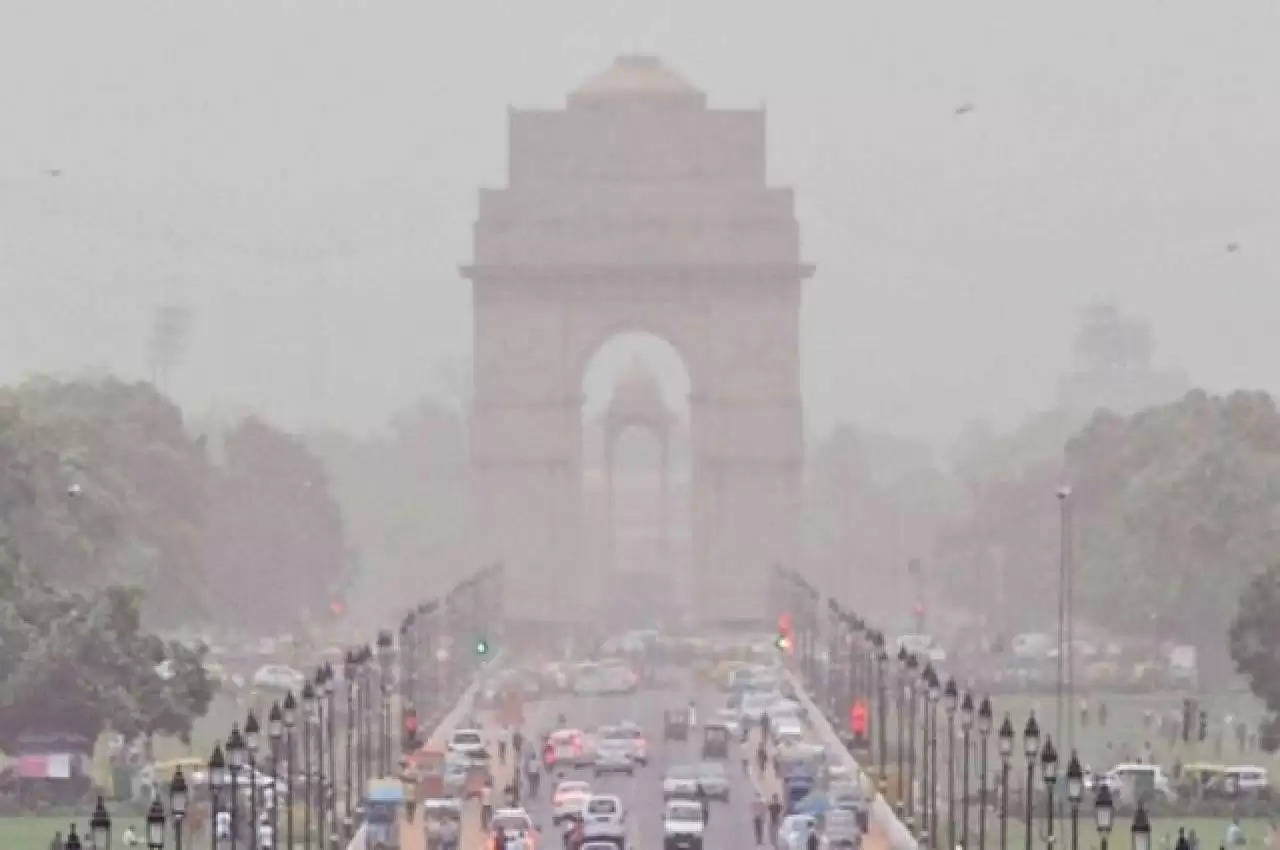 Air pollution in Delhi NCR: दिल्ली-एनसीआर में धूल भरी हवाएं, प्रदूषण का स्तर बढ़ा और विजिबिलिटी हुई कम