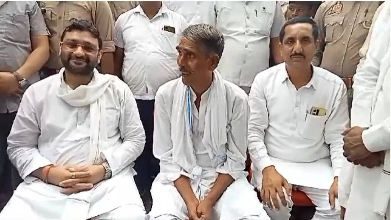UP की जेल से छूटे खूंखार डकैत नज्जू का BJP विधायक ने किया स्वागत, जमकर की तारीफ