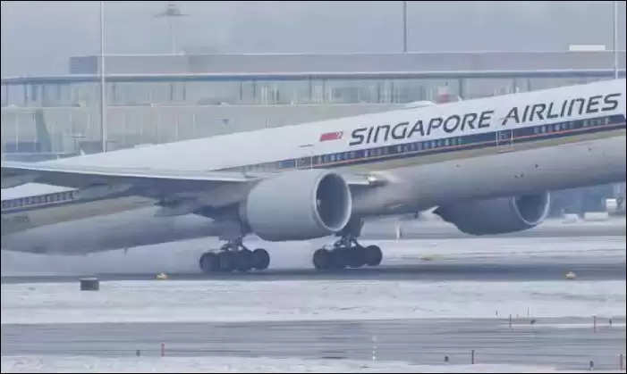 सिंगापुर एयरलाइंस के एक विमान ने मंगलवार को लंदन से सिंगापुर के लिए उड़ान भरी थी लेकिन, बीच रास्ते में भयंकर टर्ब्युलेंस के चलते बैंकॉक में विमान की इमरजेंसी लैंडिंग करानी पड़ गई जानिए 