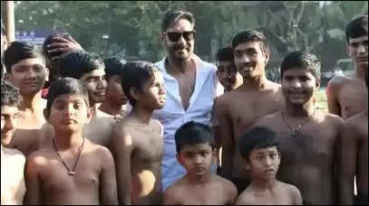 मुंबई मे जमनाबाई नरसी स्कूल के बच्चों को देख अजय देवगन हुए भावुक।