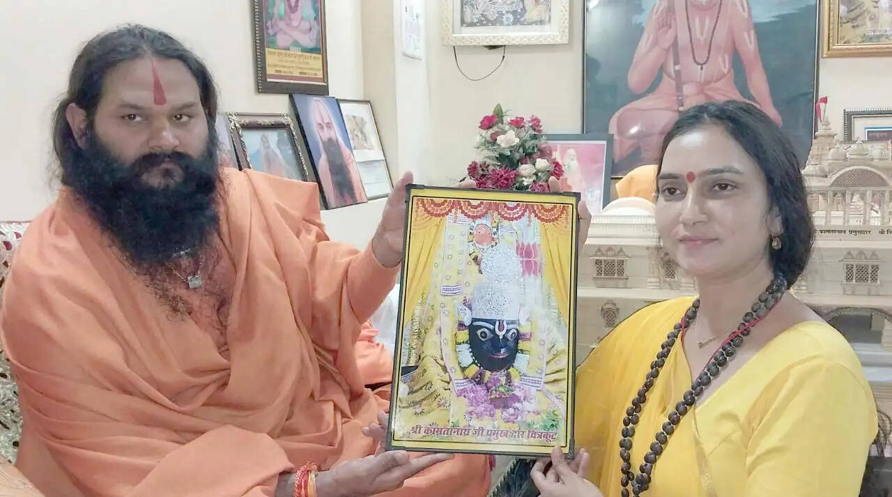 कामतानाथ मंदिर के महंत से आशीर्वाद लेती शिप्रा पाठक