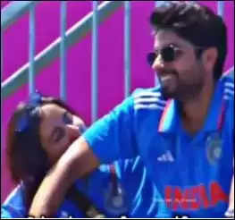 भारत और बांग्लादेश के बीच खेले गए वार्मअप मैच से एक कपल का रोमांस करते हुए वीडियो सोशल विडिओ वायरल 