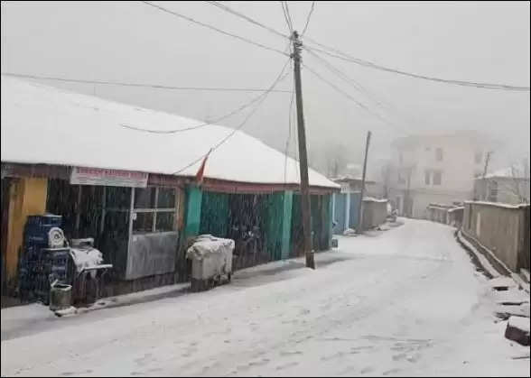 जम्मू-कश्मीर में भारी बारिश और बर्फबारी, वैष्णो देवी में कई यातायात प्रभावित