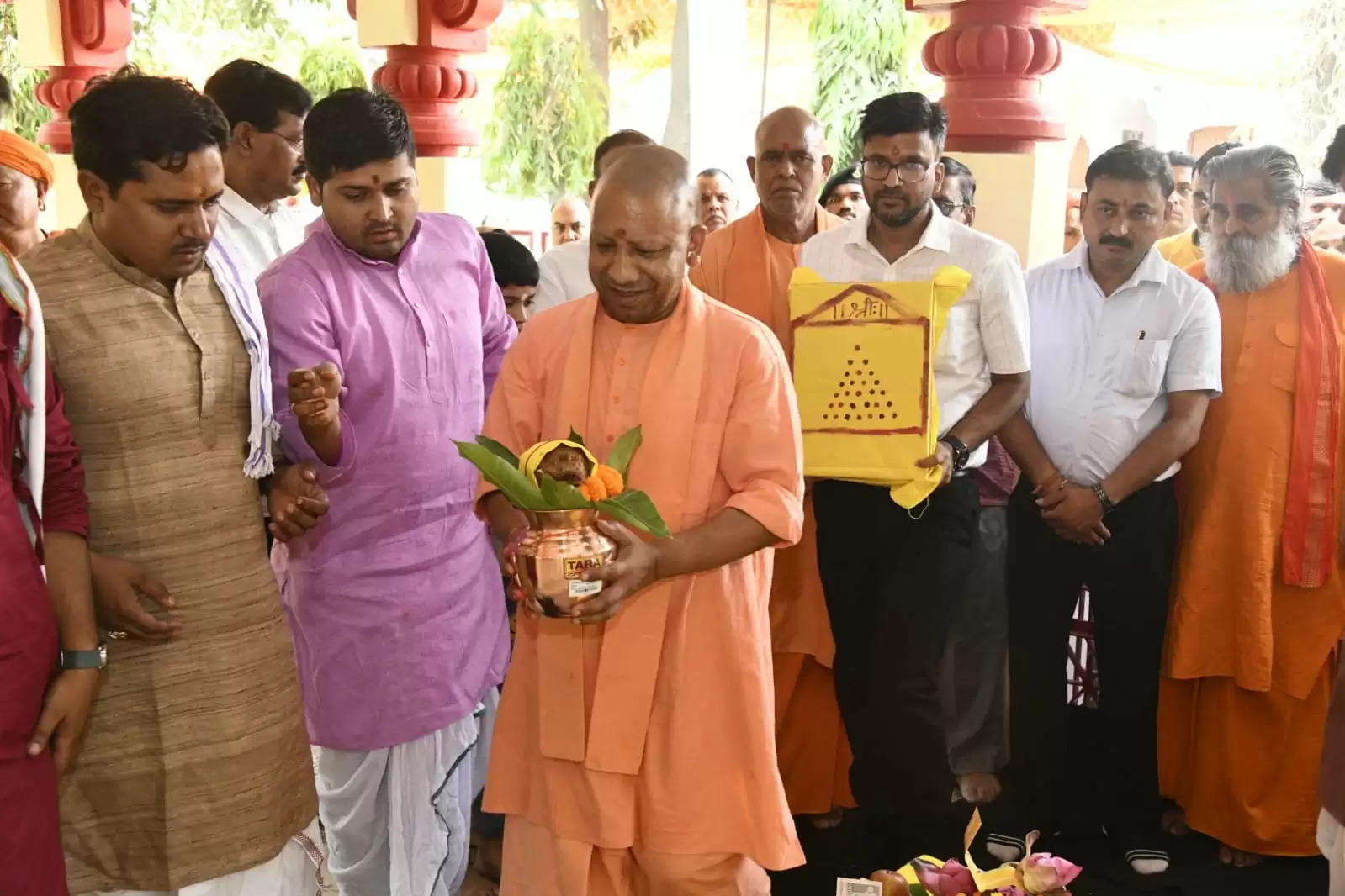 गोरखनाथ मंदिर में रुद्राभिषेक कर CM योगी ने किया कलशयात्रा का शुभारंभ